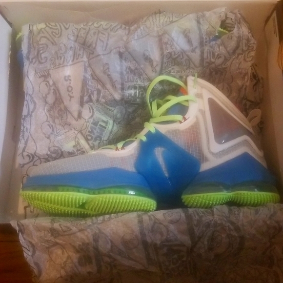 Lebron XIX - Picture 8 of 12